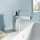 Waschtischarmatur von Ideal Standard mit chromfarbener Oberfläche, schwenkbarem Auslauf und seitlichem Hebel zur Temperatur- und Mengeneinstellung.